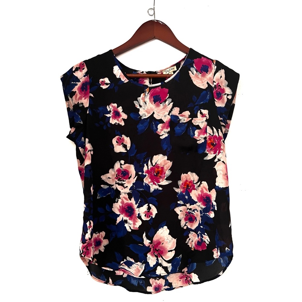 Lilly White floral top with small pocket size small